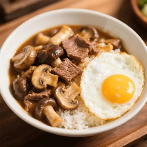 鮮菇燴牛煎蛋肉飯
