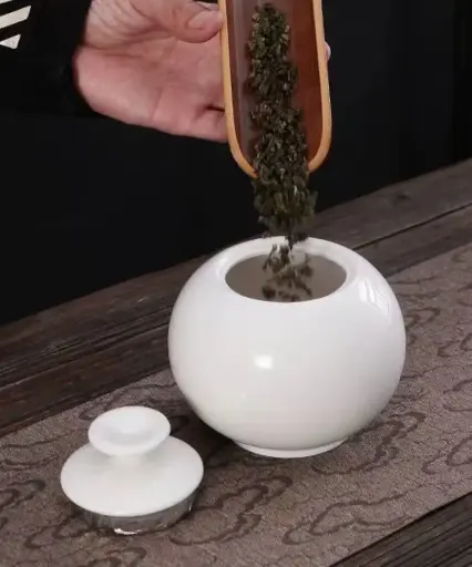 白色茶罐